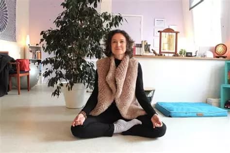 Séance de méditation en tailleur dans la salle lumineuse du cabinet Impulsion