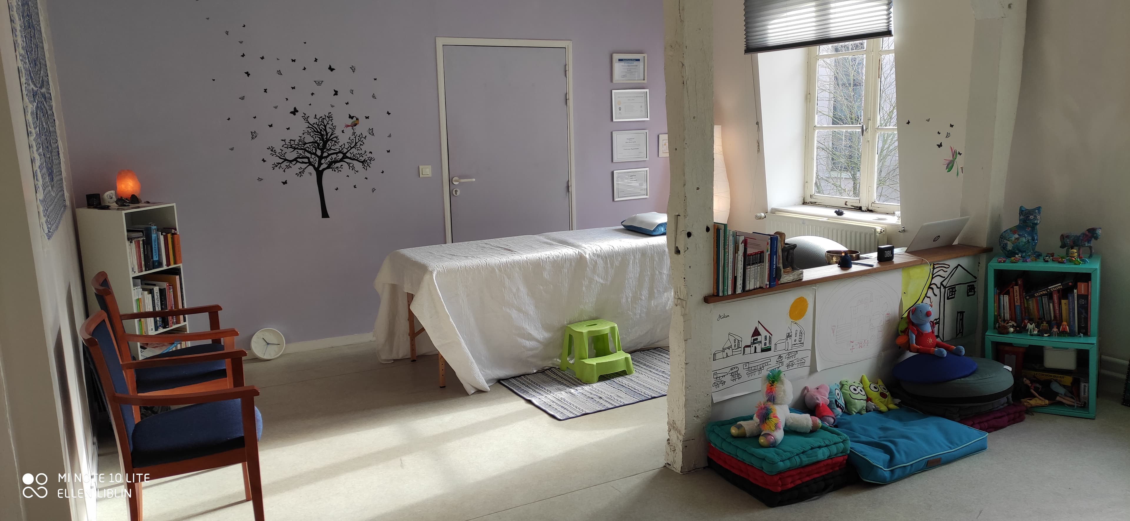La salle de soins lumineuse, avec sa table recouverte d'un drap blanc